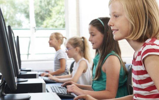 Sprijin Financiar pentru Tineri: Programul Euro 200 și Impactul său asupra Educației în România
