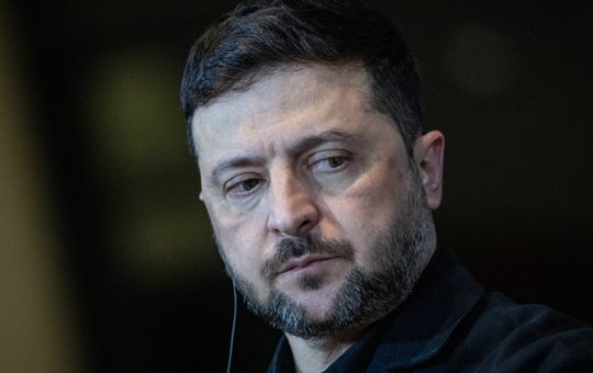 Încrederea ucrainenilor în Zelenski: Analiza unui sondaj recent și implicațiile sale politice