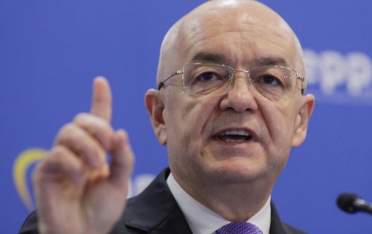Emil Boc cere o renegociere a coaliției: Impactul moțiunii de cenzură asupra politicii românești