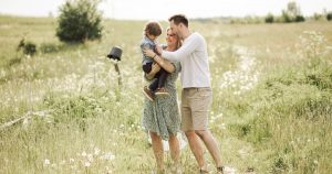 Revenirea acasă: Fenomenul familiilor cu copii care aleg să se întoarcă în România în perioada 2020-2025