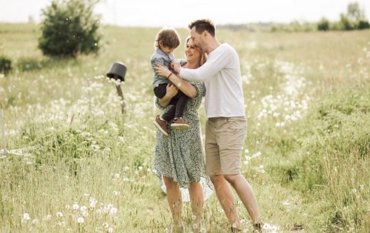 Revenirea acasă: Fenomenul familiilor cu copii care aleg să se întoarcă în România în perioada 2020-2025