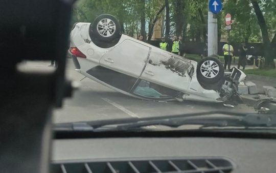 Accident rutier grav în Sectorul 6: Trei mașini implicate, o femeie rănită și întrebări despre siguranța pe drumurile din București