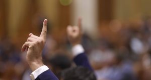 Moțiunea de Cenzură și Votul la Vedere: O Analiză a Strategiilor Politice ale Grupului PACE – Întâi România