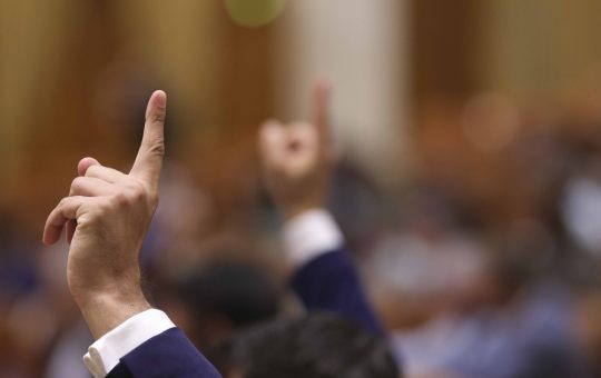 Moțiunea de Cenzură și Votul la Vedere: O Analiză a Strategiilor Politice ale Grupului PACE – Întâi România