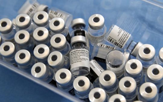 Negocierile cu Pfizer: Oportunități și Provocări în Contextul Securității Financiare a României