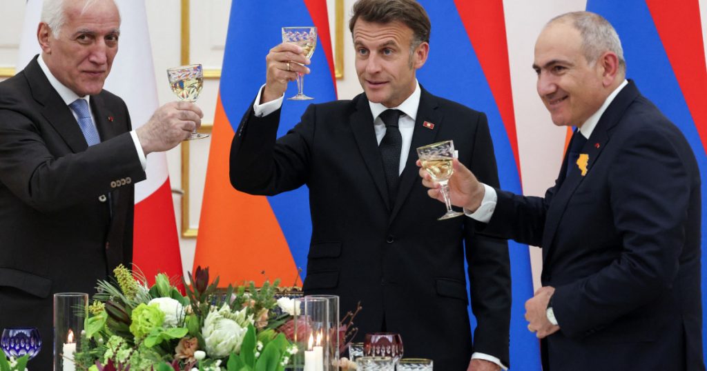 Emmanuel Macron și Momentul Muzical din Armenia: O Simbolistică a Prieteniei și Diplomaticei Culturale