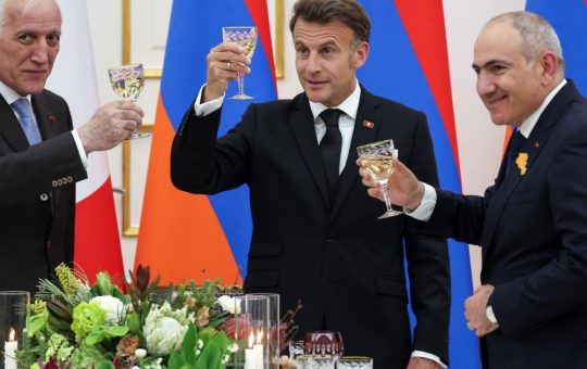 Emmanuel Macron și Momentul Muzical din Armenia: O Simbolistică a Prieteniei și Diplomaticei Culturale