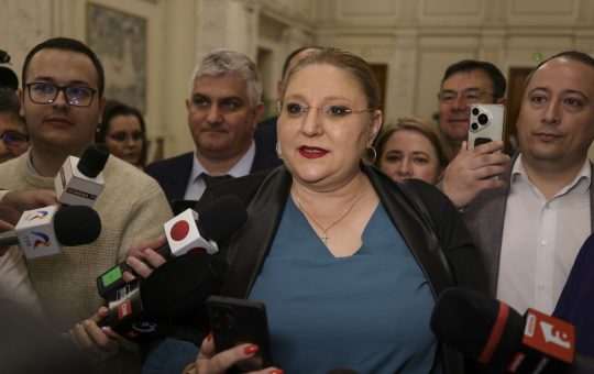 Moțiunea de Cenzură Împotriva Guvernului Bolojan: Context, Implicații și Viziuni Politice