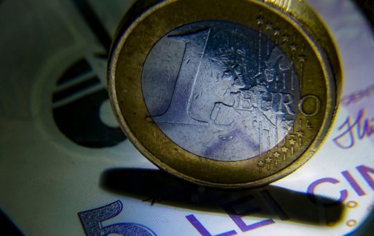 Euro Atinge un Nou Maxim Istoric: Impactul Politic și Economic al Votului de Cenzură împotriva Guvernului Bolojan