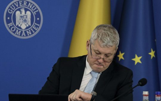 Căderea Guvernului Bolojan: O analiză a impactului politic și economic asupra României