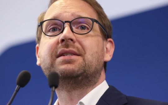 Dominic Fritz și Moțiunea de Cenzură: Viitorul Politic al României în Contextul Negocierilor Cu PSD