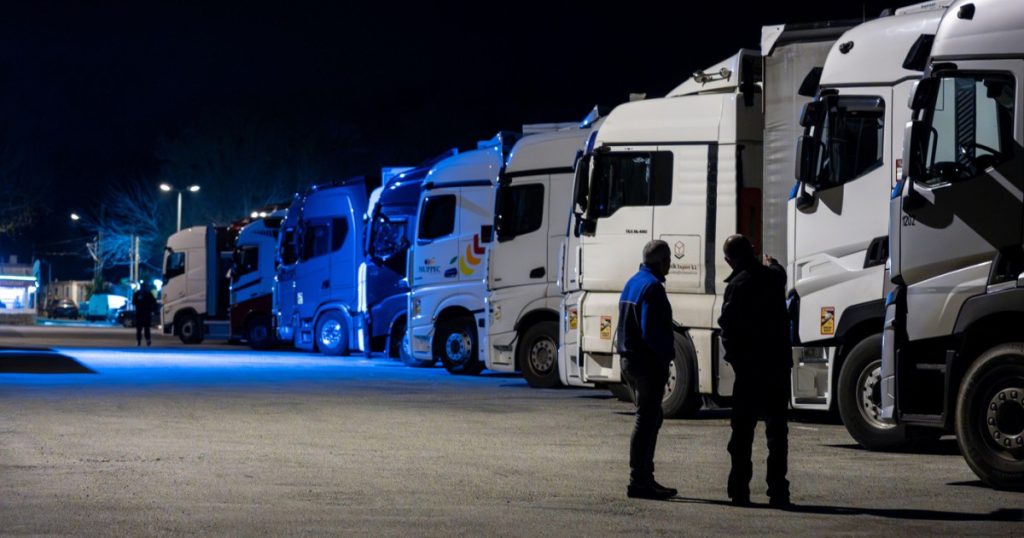 Infracțiuni Transfrontaliere: Români Acuzați de Jefuirea unui TIR în Franța – O Analiză Detaliată