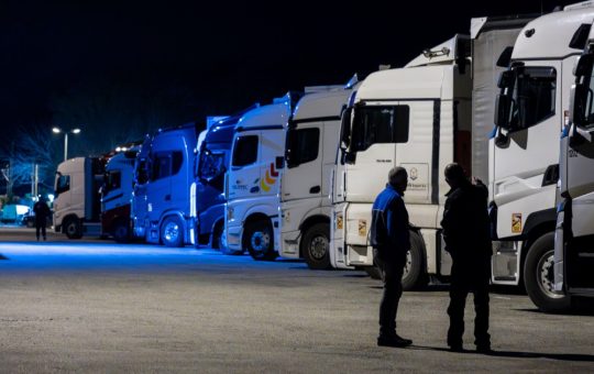Infracțiuni Transfrontaliere: Români Acuzați de Jefuirea unui TIR în Franța – O Analiză Detaliată