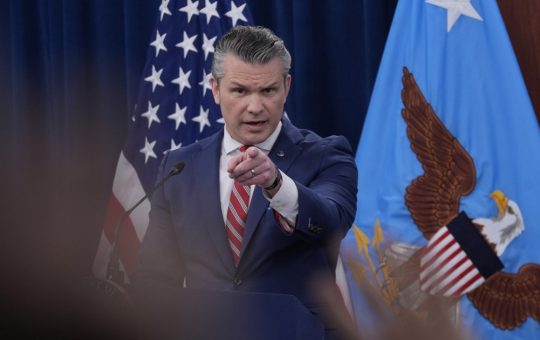 Tensiuni în Strâmtoarea Ormuz: Analiza declarațiilor lui Pete Hegseth despre armistițiul dintre SUA și Iran