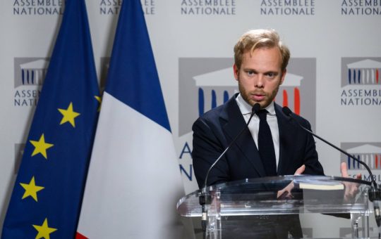 Controversa Reducerilor Bugetare în Audiovizualul Public Francez: O Analiză Detaliată a Tensiunilor Politice și Sociale