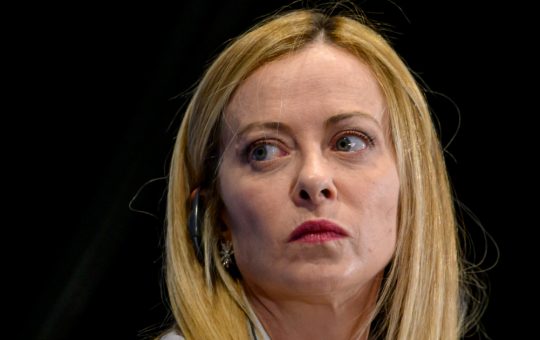 Giorgia Meloni și provocările deepfake-urilor: O analiză a impactului imaginilor false generate de AI