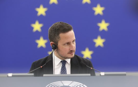 România între criză politică și extremele dreptei: O paralelă cu Ungaria