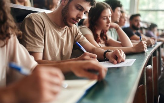 Inovația în educația superioară: Cum se adaptează universitățile românești la cerințele pieței muncii