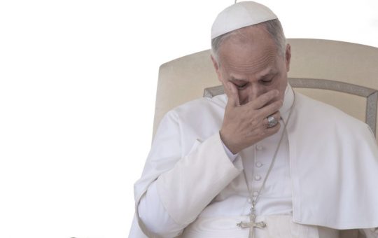 Papa Leon al XIV-lea și incidentul neobișnuit cu banca: O analiză a impactului și implicațiilor