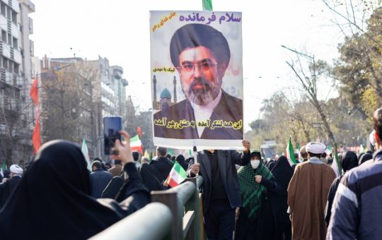 Întâlnirea semnificativă dintre Președintele Iranului și Mojtaba Khamenei: Implicații și Perspective