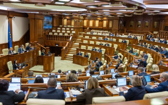 Restricționarea limbii ruse în Parlamentul Moldovei: O analiză a implicațiilor politice și sociale
