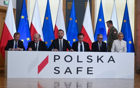 Polonia își consolidează apărarea: Împrumutul record de 43,7 miliarde de euro de la UE și implicațiile sale strategice