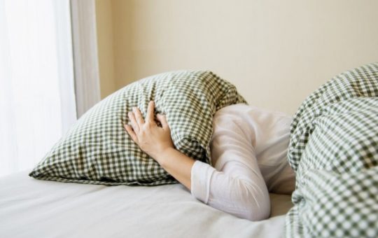 Somnul: Un Semnal de Alarmă Ignorat de Miliarde – Impactul Tulburărilor de Somn Asupra Sănătății