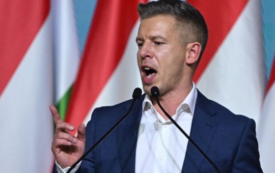 Controverse și Nepotism în Politica Ungară: Retragerea Cumnatului lui Peter Magyar din Funcția de Ministru al Justiției