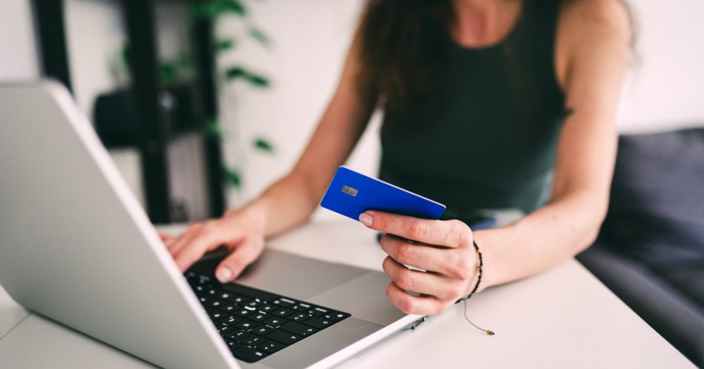 Cum să te protejezi de taxele ascunse și recenziile false în turism: Ghidul complet pentru o vacanță reușită