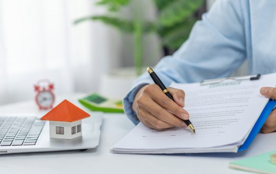 Riscurile neplății ratelor bancare: De la penalități la executare silită – Ghid de supraviețuire financiară pentru români