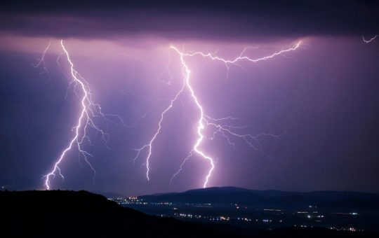 Furtuni și Ploi Torențiale: O Analiză Detaliată a Avertizărilor Meteo din România
