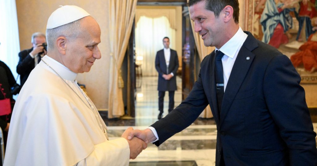 Întâlnirea istorică dintre Cristi Chivu, echipa Inter Milano și Papa Leon al XIV-lea: Mesaje de inspirație și responsabilitate