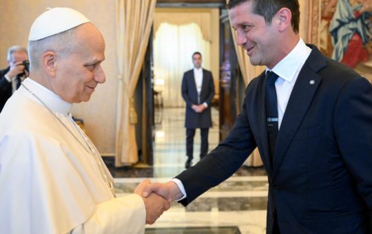 Întâlnirea istorică dintre Cristi Chivu, echipa Inter Milano și Papa Leon al XIV-lea: Mesaje de inspirație și responsabilitate