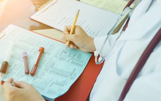 Inovație în tratamentul cancerului de sânge: Terapia CAR-T și viitorul chimioterapiei