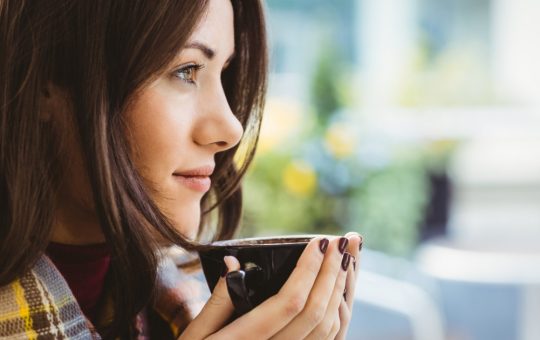 Cafeaua și Reducerea Stresului: O Analiză Detaliată a Efectelor Decoifeinizate