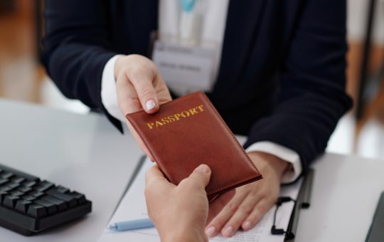 Ghid complet pentru schimbarea pașaportului în 2026: Acte, costuri și proceduri esențiale