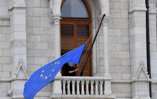 Revenirea Drapelului Uniunii Europene pe Clădirea Parlamentului din Budapesta: O Simbolistică a Reîntoarcerii la Valorile Europene