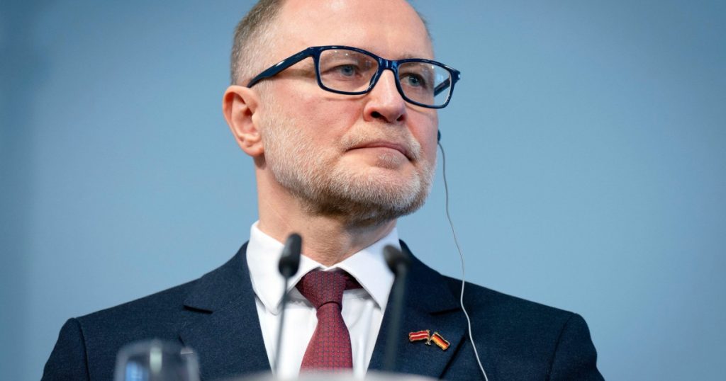 Demisia Ministrului Apărării din Letonia: O Analiză a Impactului Incidentului cu Drone Ucraineene