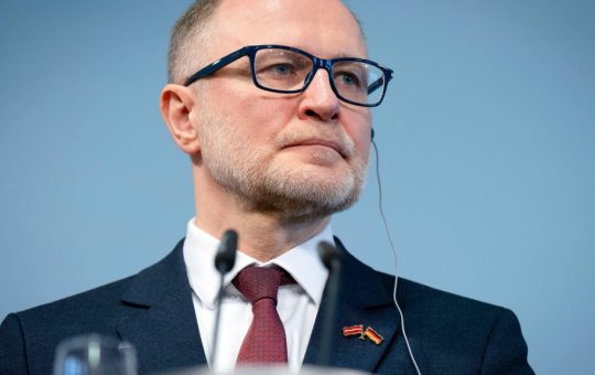 Demisia Ministrului Apărării din Letonia: O Analiză a Impactului Incidentului cu Drone Ucraineene