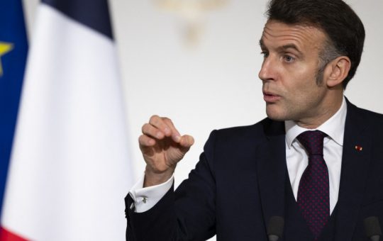 Tensiuni în Strâmtoarea Ormuz: Reacția lui Macron la Amenințările Iranului și Implicațiile Geopolitice