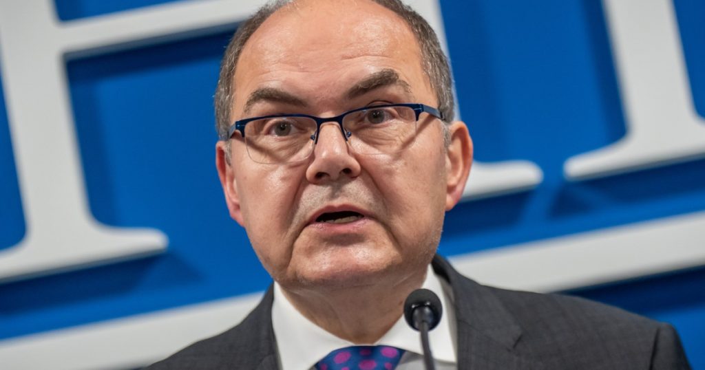 Plecarea Înaltului Reprezentant Internațional din Bosnia: Implicații Politice și Economice în Contextul Relațiilor Internaționale
