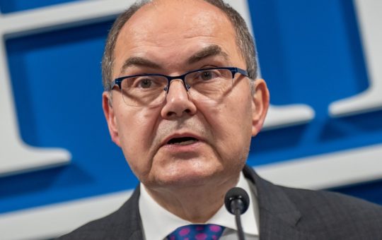 Plecarea Înaltului Reprezentant Internațional din Bosnia: Implicații Politice și Economice în Contextul Relațiilor Internaționale