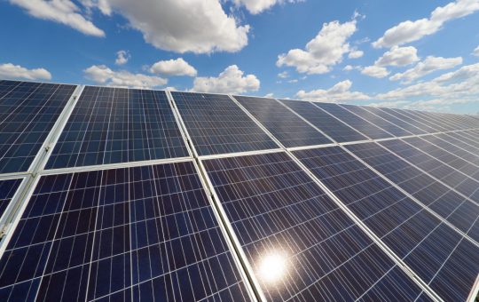 De ce România vinde energie ieftină în Bulgaria și o reimportează de 7 ori mai scump: O analiză a proastei planificări energetice