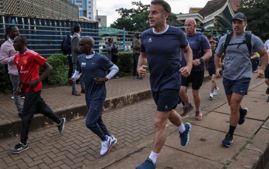 Emmanuel Macron și Eliud Kipchoge: O alergare simbolică pe străzile din Nairobi înainte de Summitul „Africa Forward”