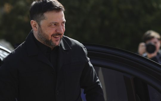 Vizita lui Volodimir Zelenski la București: Implicații și Contextul Summit-ului B9 în Era Conflictului din Ucraina