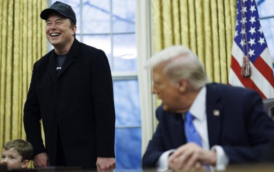 Întâlnirea titanilor: Donald Trump, Elon Musk și Tim Cook în vizita din China