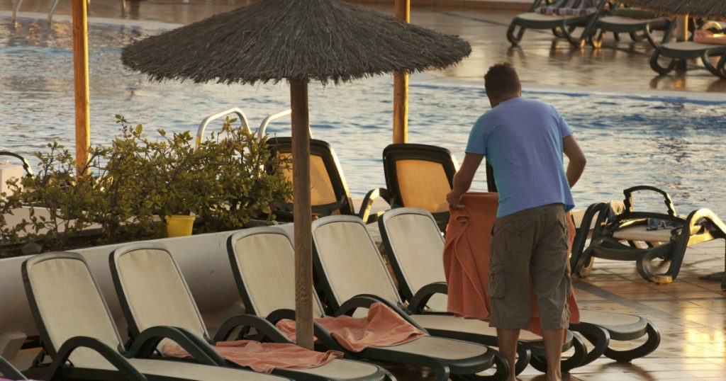 Războiul prosoapelor: Cum hotelurile își protejează clienții de lipsa șezlongurilor