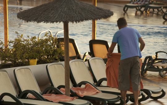 Războiul prosoapelor: Cum hotelurile își protejează clienții de lipsa șezlongurilor
