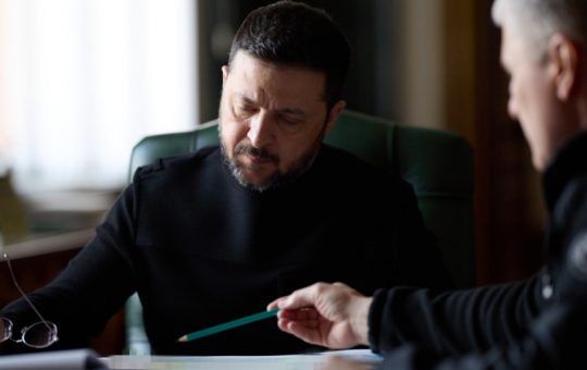 Zelenski Denunță Încălcarea Armistițiului: O Analiză Detaliată a Conflictului Ucrainean și a Implicațiilor Sale Geopolitice