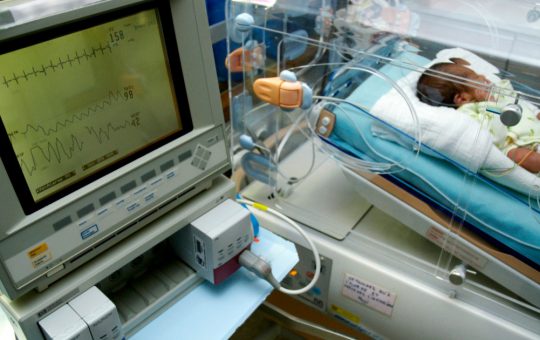 Tragedia de la Maternitatea Polizu: Verificări și Acuzații de Malpraxis în Cazul unui Nou-Născut Prematur